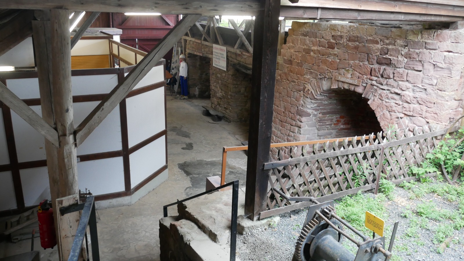 Tag der Deutschen Einheit: Bergwerksführungen und Spieleparcours im überdachten Eingangsbereich des Bergwerks mit Bergwerksquiz